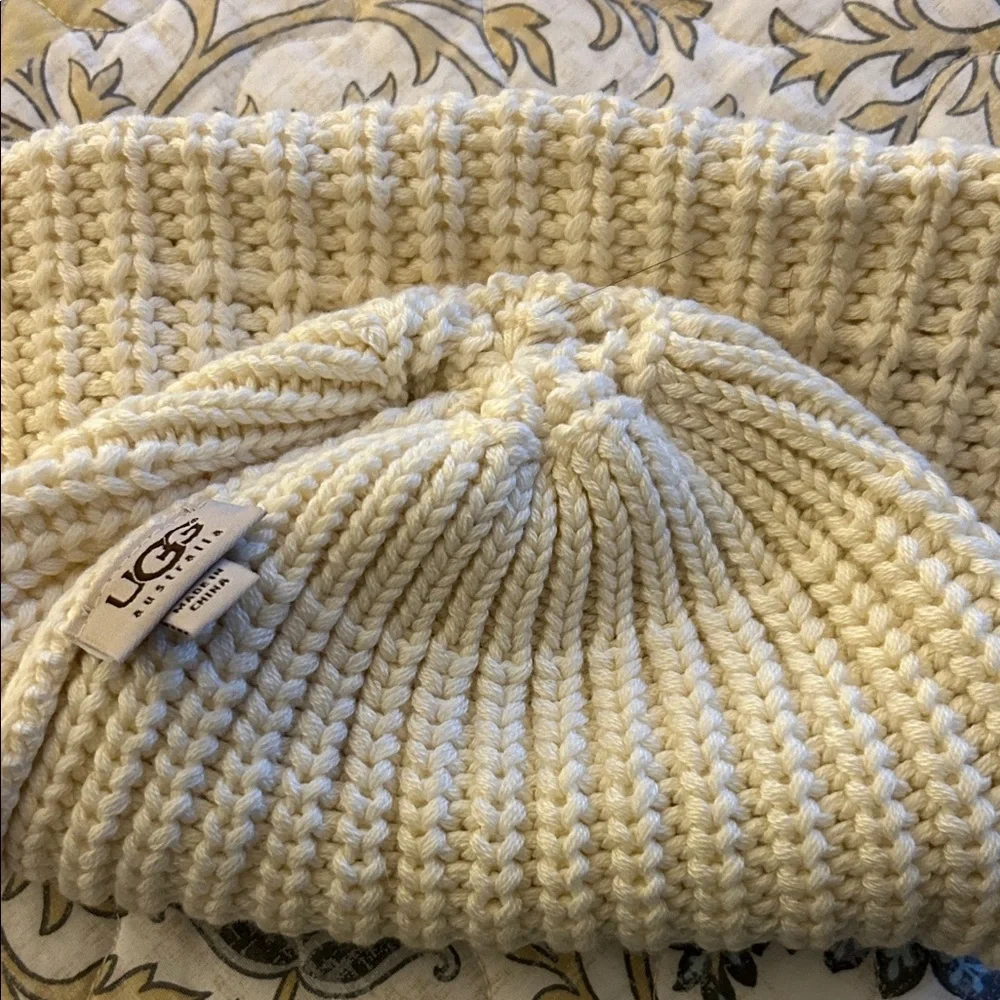 UGG Beanie - Picture 4 of 5